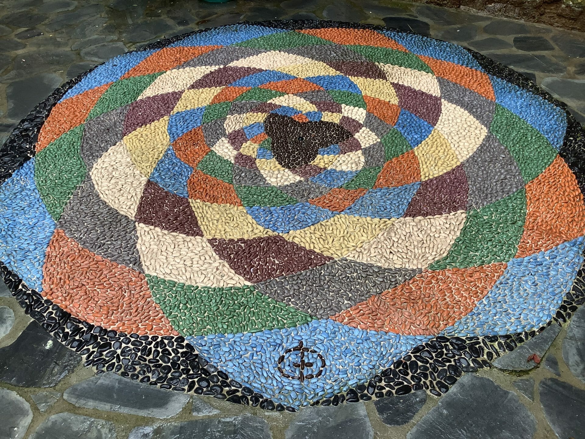 mosaico ciottoli artista